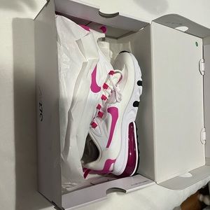 Women Air Max 270 React White/Fire Pink Size 7-Brand New! With Box